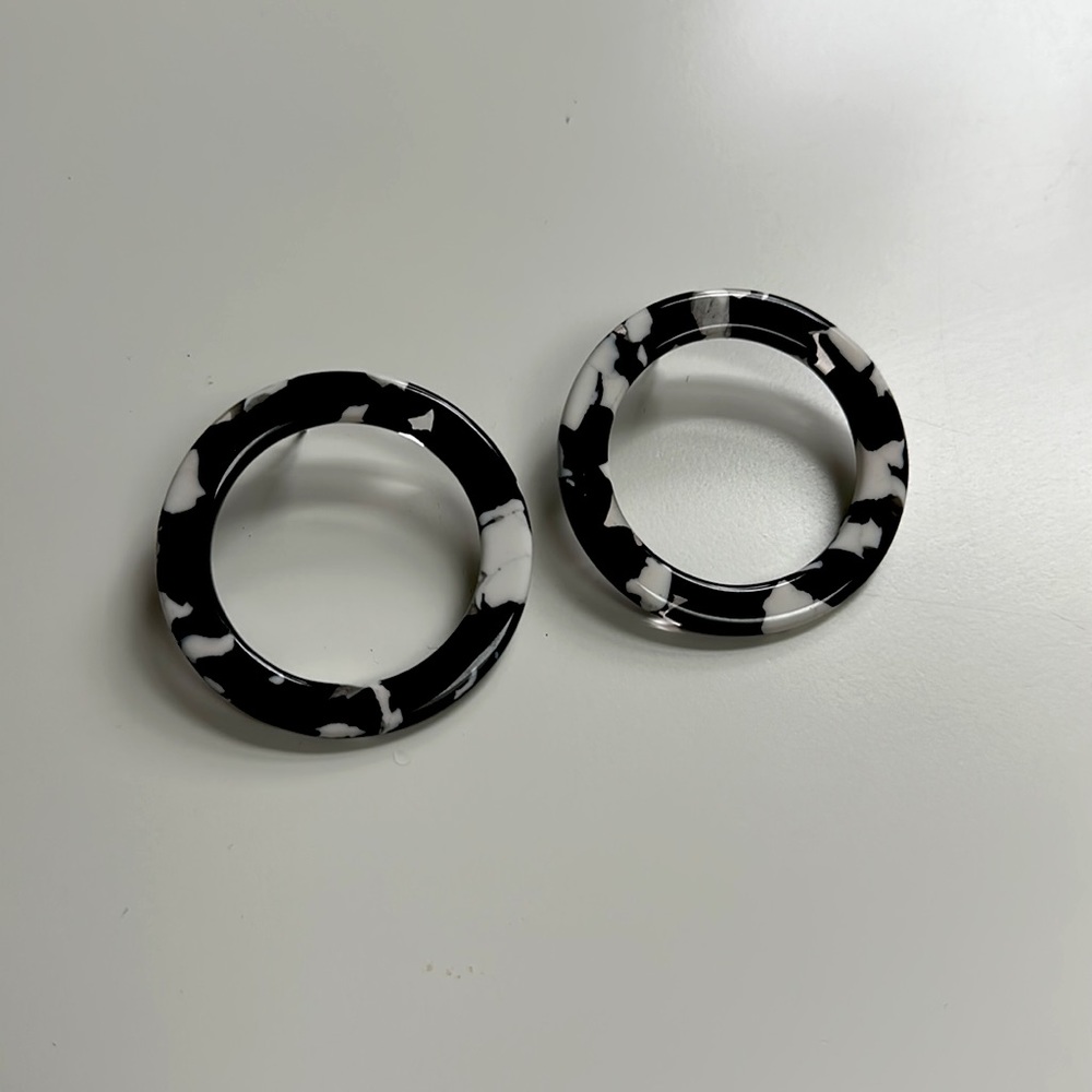 Machete circle earrings black and white